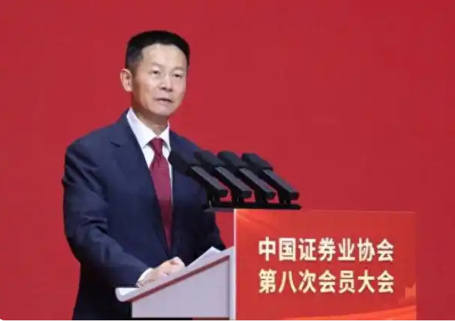 重庆3岁男童乘车坐前排险丢命 儿童